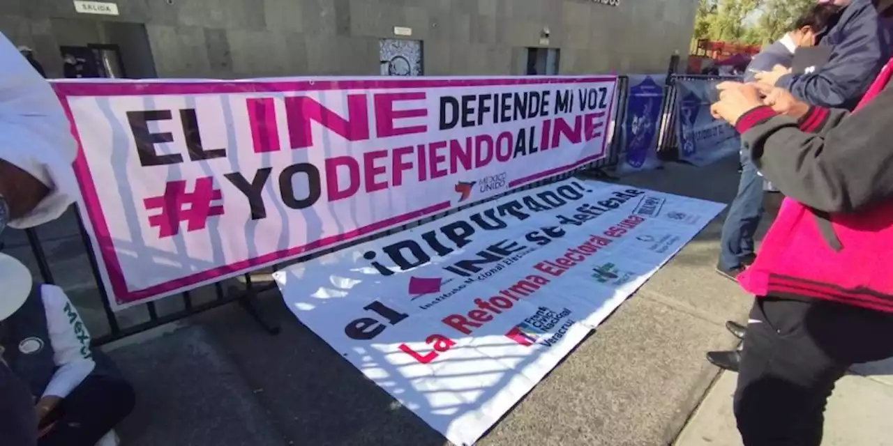 Manifestantes en contra y a favor de Reforma Electoral llegan a San Lázaro