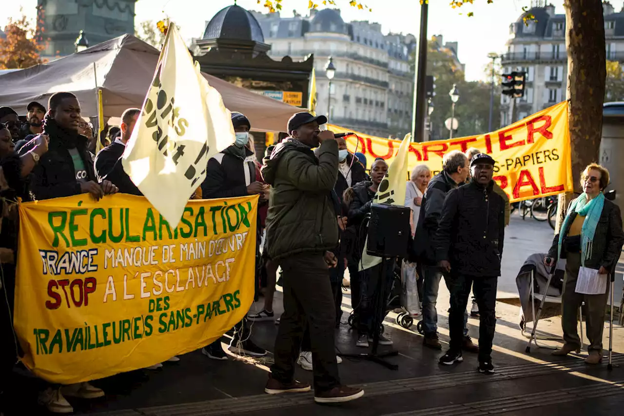 La France régularise chaque année environ 30 000 étrangers en situation irrégulière