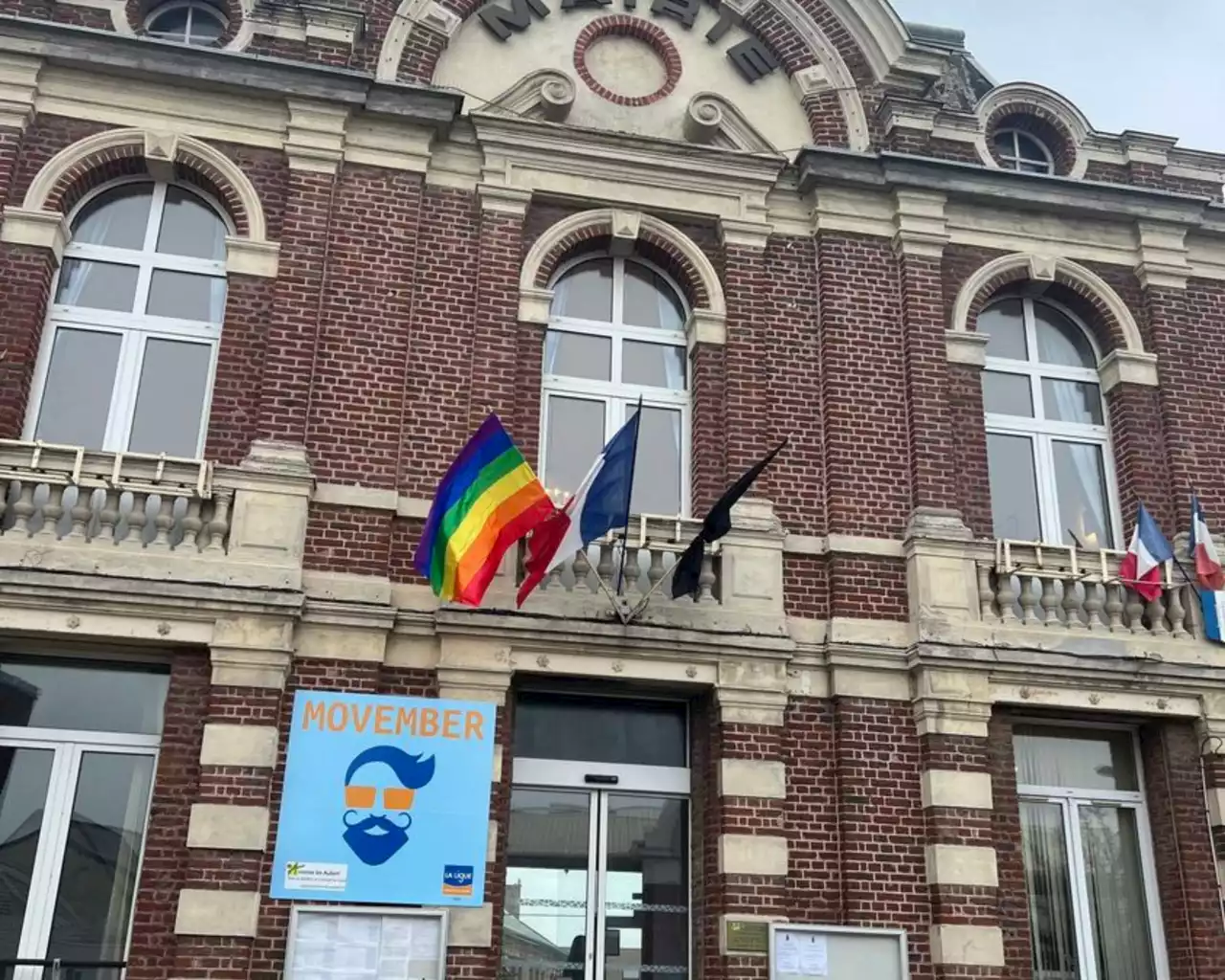 À travers des drapeaux, le coup de gueule d'une petite mairie du Nord