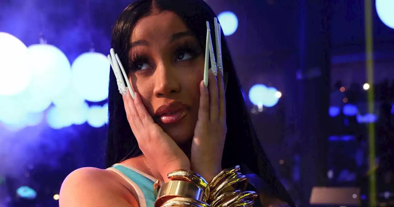 Cardi B ose les ongles extra extralongs à la Wolverine