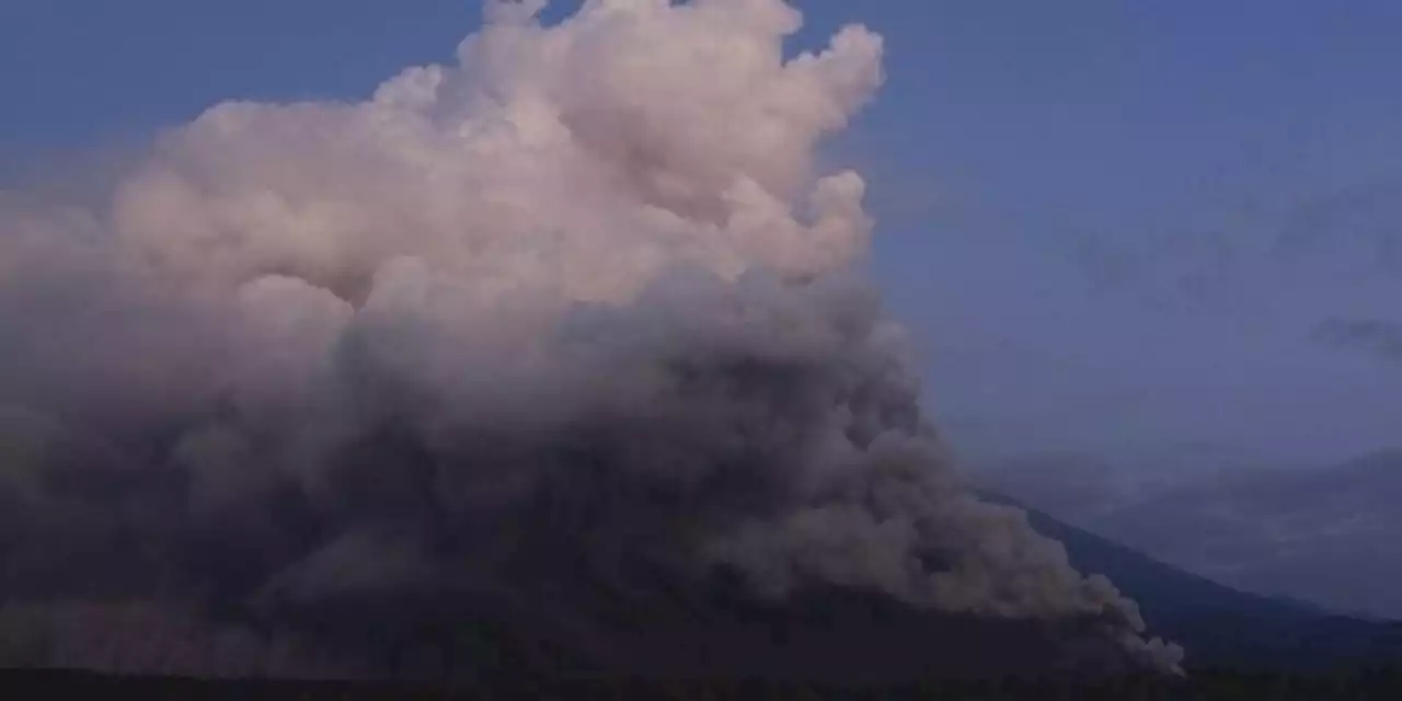 Gunung Semeru Masih Level Awas, Didominasi Letusan dan Gempa Guguran | merdeka.com