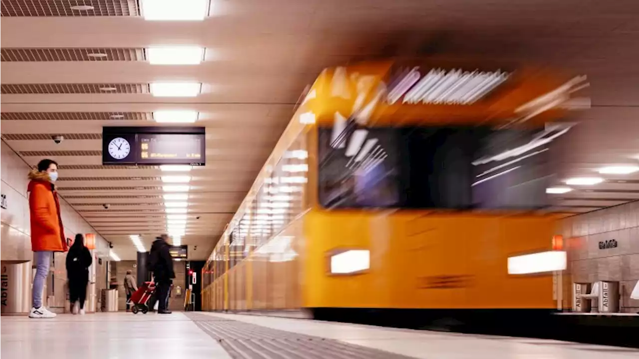 Berlin: Unbekannte werfen Einkaufswagen auf U-Bahngleise