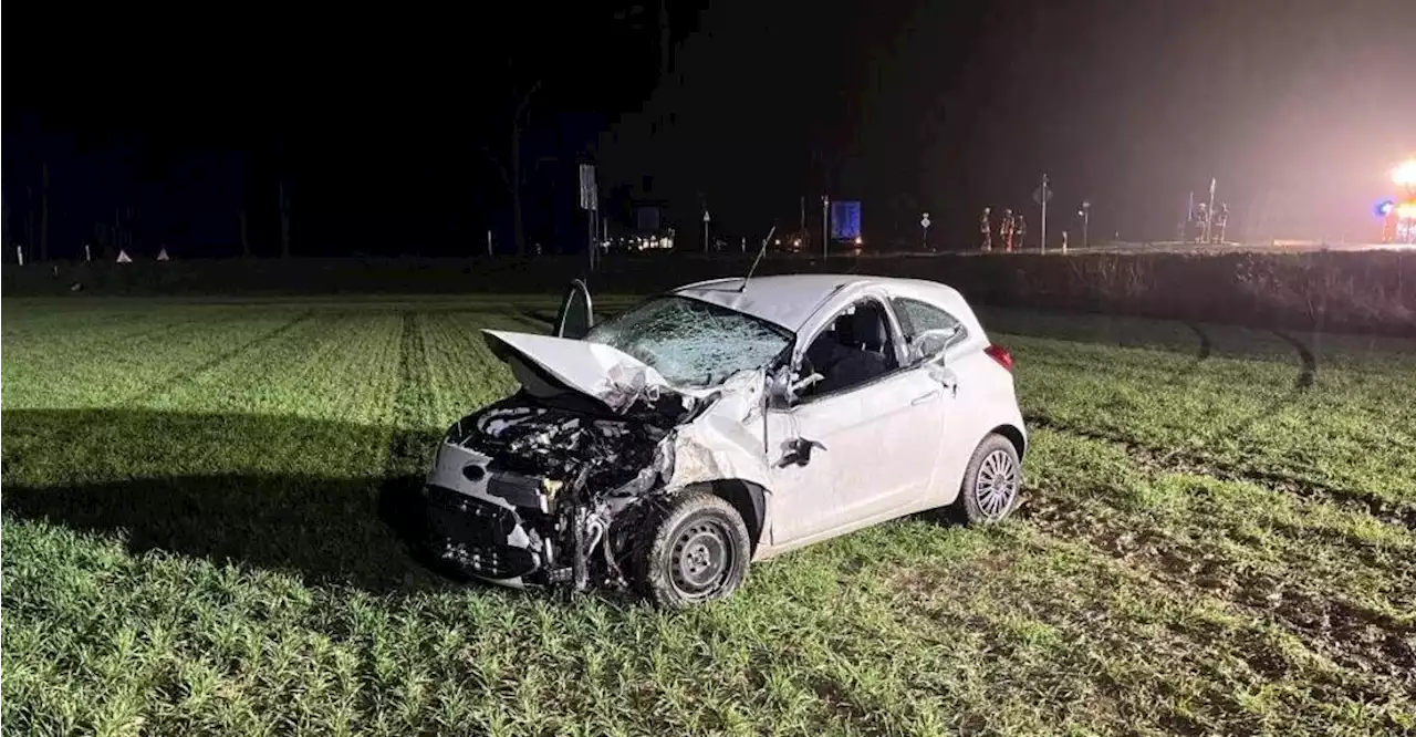 Auto prallt auf B8 bei Pfatter gegen Lkw: Fahrer schwer verletzt