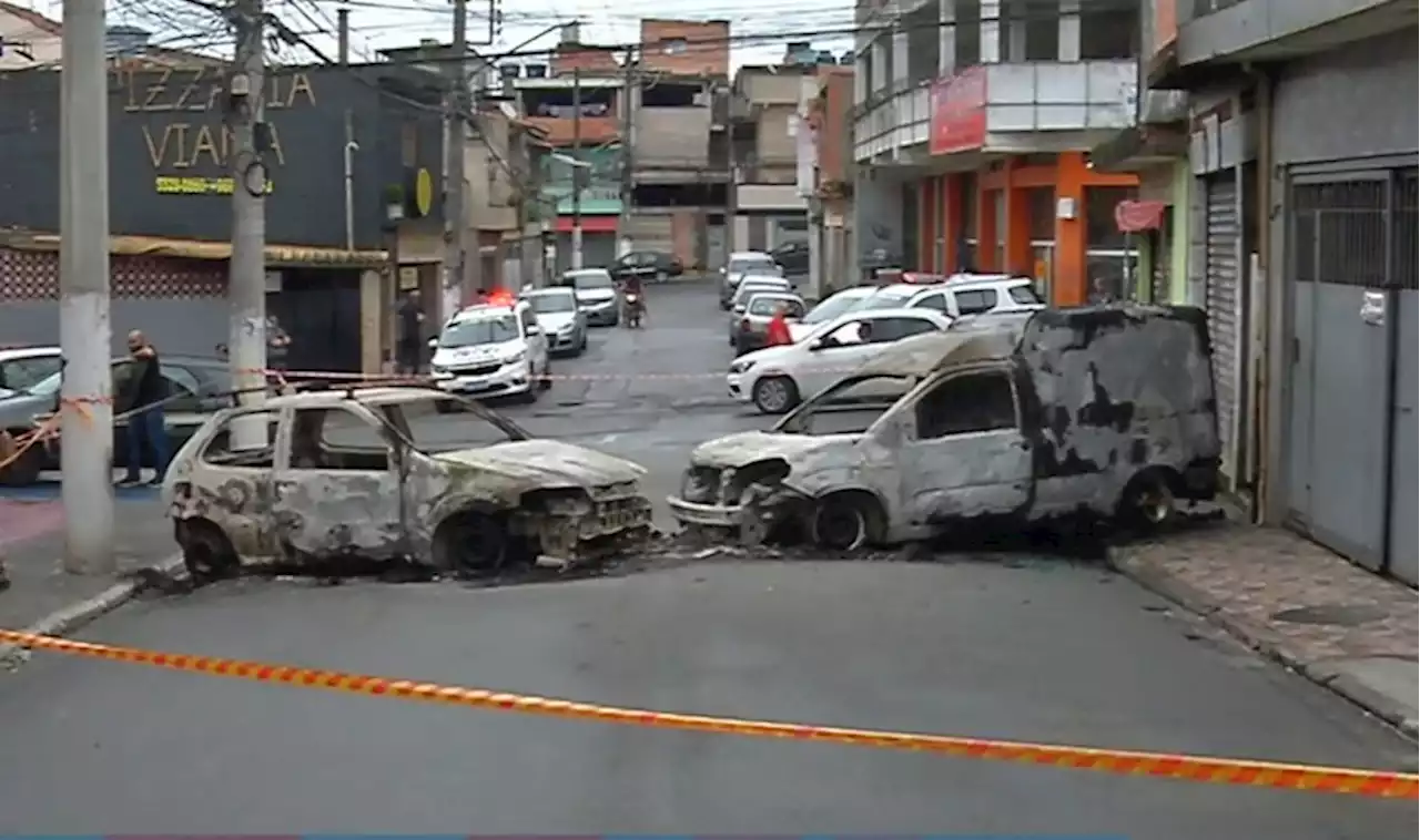 Criminosos explodem caixas eletrônicos e queimam carros durante fuga