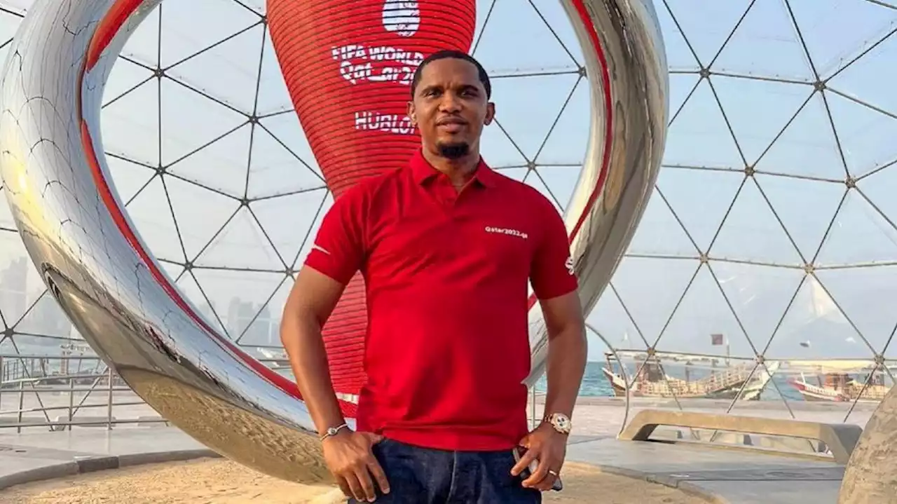 Qatar 2022: Samuel Eto’o pateó a un fanático afuera del Estadio 974