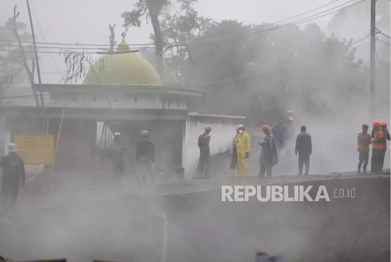 Kembali Erupsi, Tinggi Kolom Abu Semeru Terpantau 400 Meter Pagi Ini |Republika Online