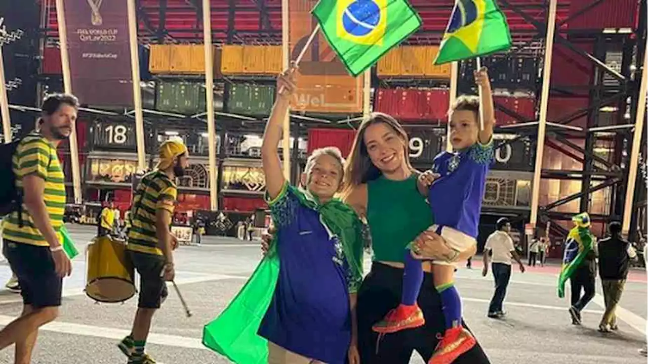 No Catar, mãe do filho de Neymar festeja vitória do Brasil e elogia ex