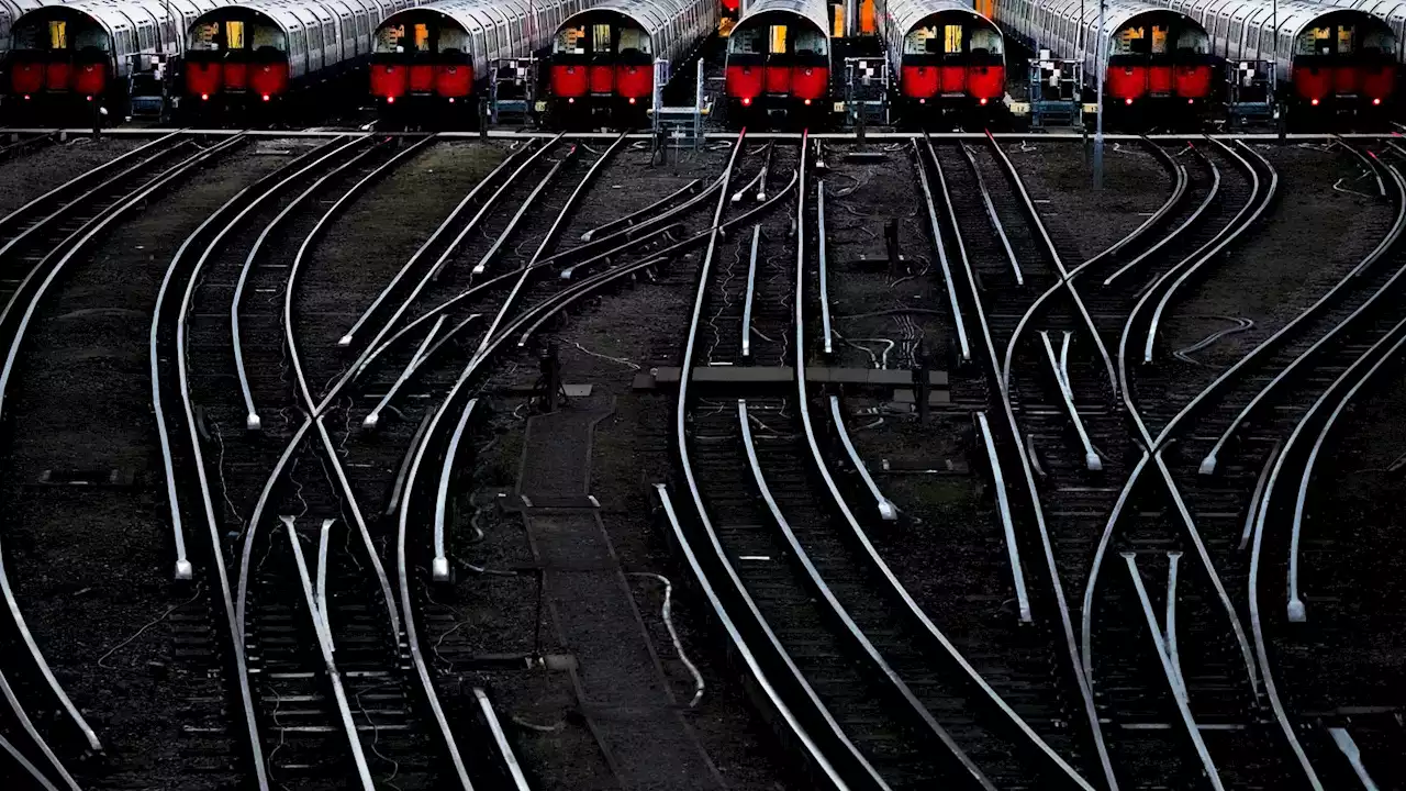 PM to hold cabinet crisis talks after rail union adds more Christmas strikes