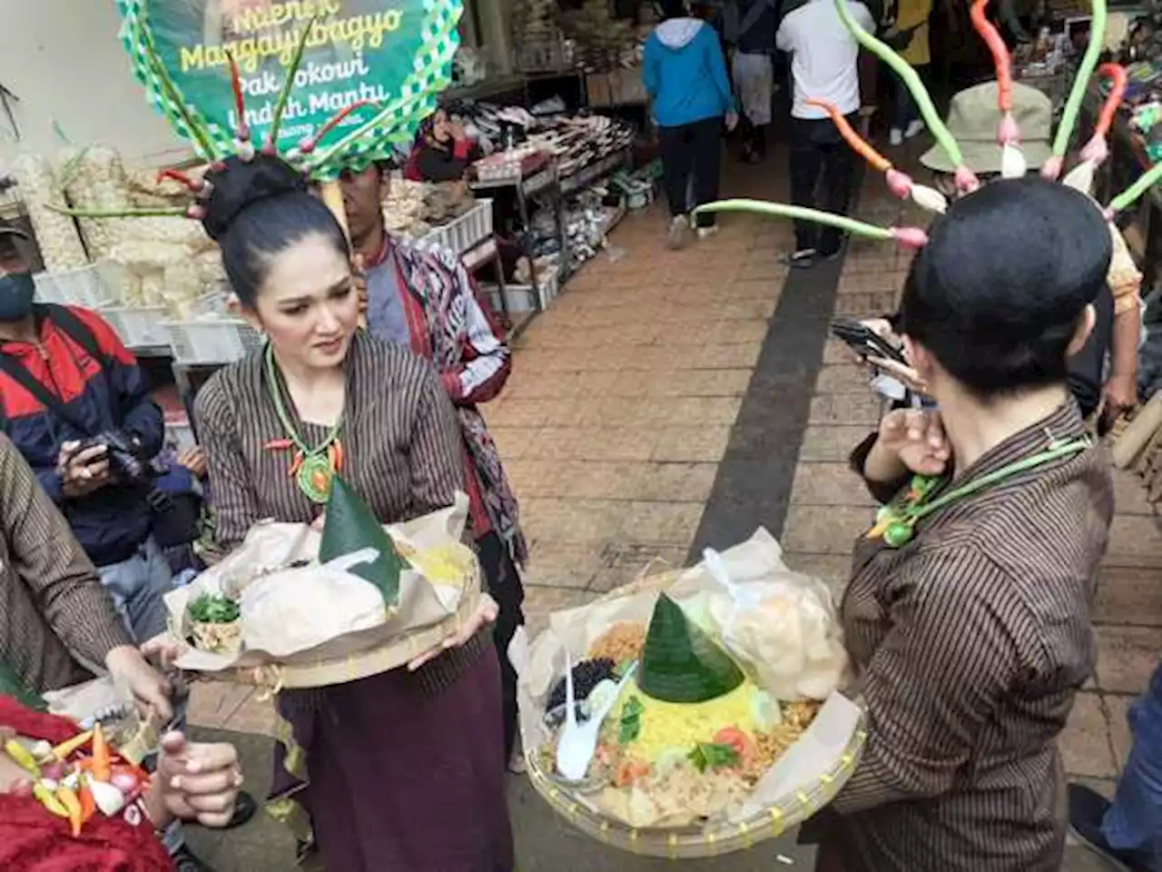 Bawa Nasi Tumpeng, Bakul Pasar Gede Solo Berdoa untuk Pernikahan Kaesang-Erina