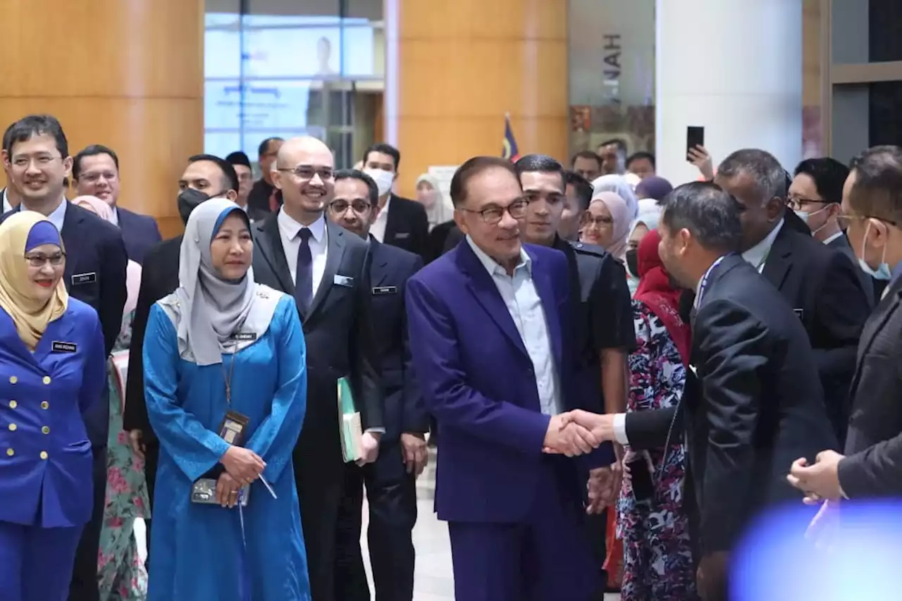 Anwar mula tugas Menteri Kewangan, hadiri taklimat