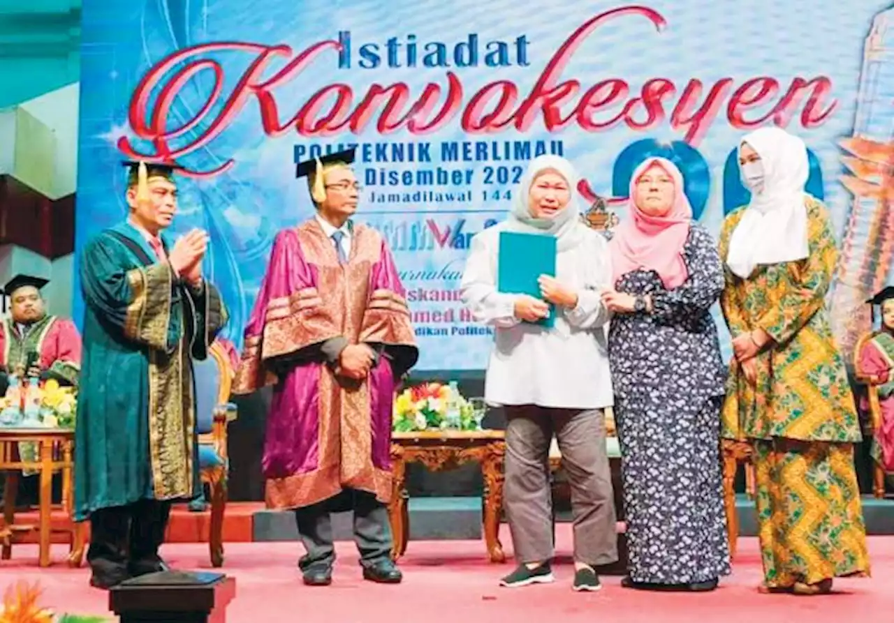 Sedih terima skrol diploma arwah anak