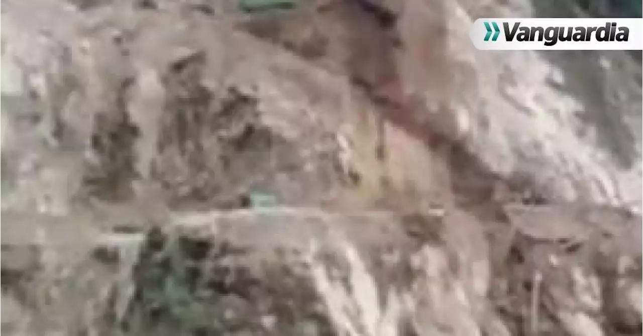 Video: Retroexcavadora se fue al abismo en la vía Curos - Málaga