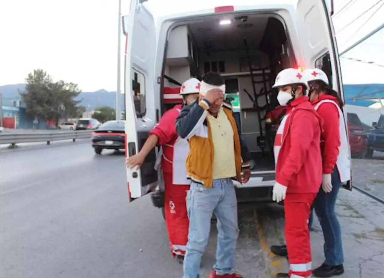 Saltillo: conductor de InDriver choca contra lote de autos