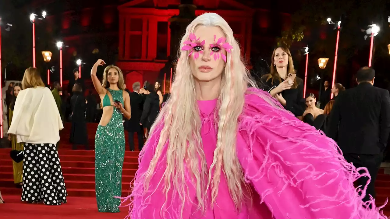 En images : les looks extravagants aux British Fashion Awards