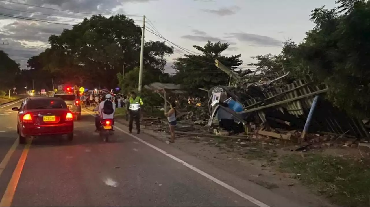 Tractomula se volcó contra una vivienda: murieron 3 miembros de una familia