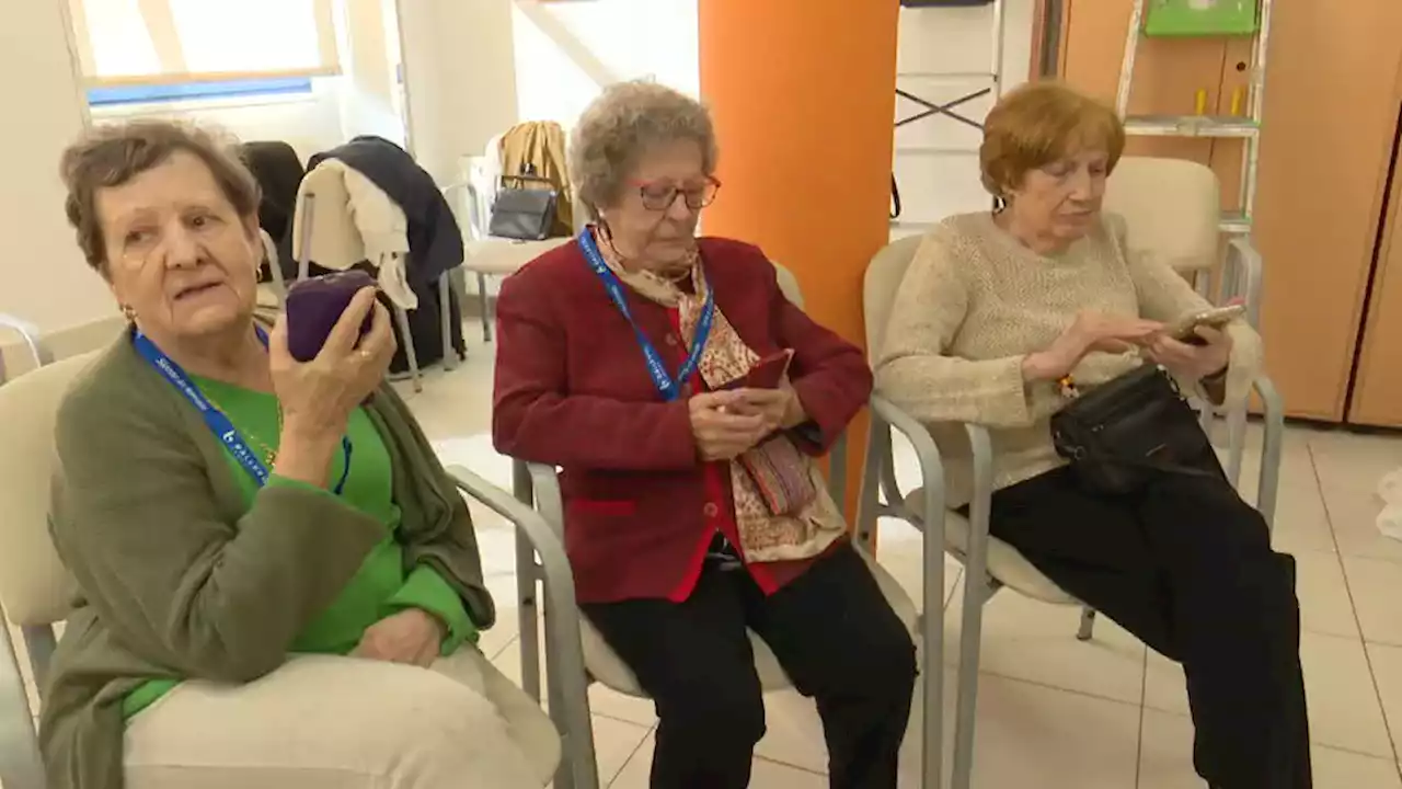 Talleres para superar la brecha digital en una residencia de ancianos de Madrid