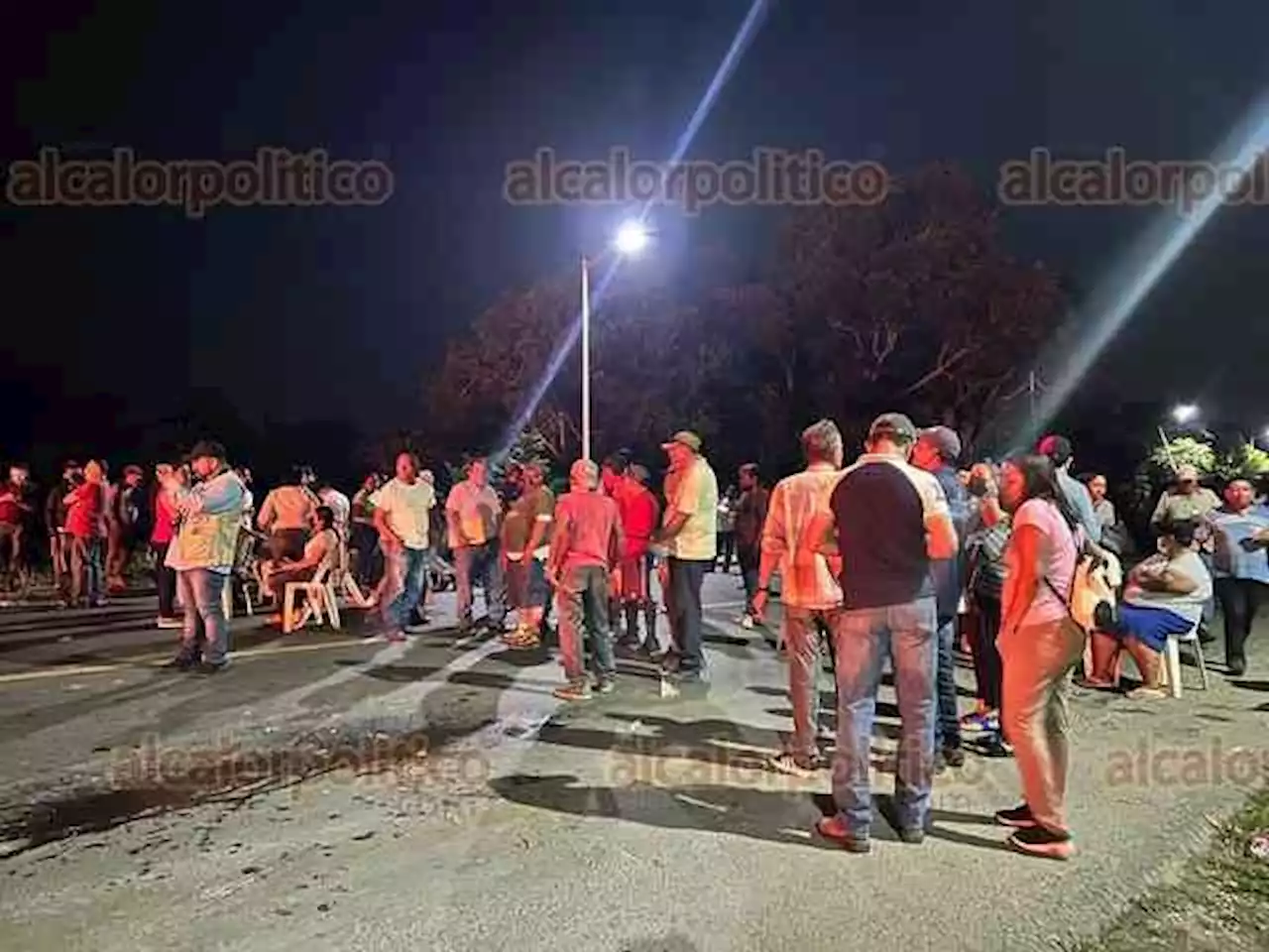 Bloquean carretera en Sayula de Alemán; piden liberación del Tesorero