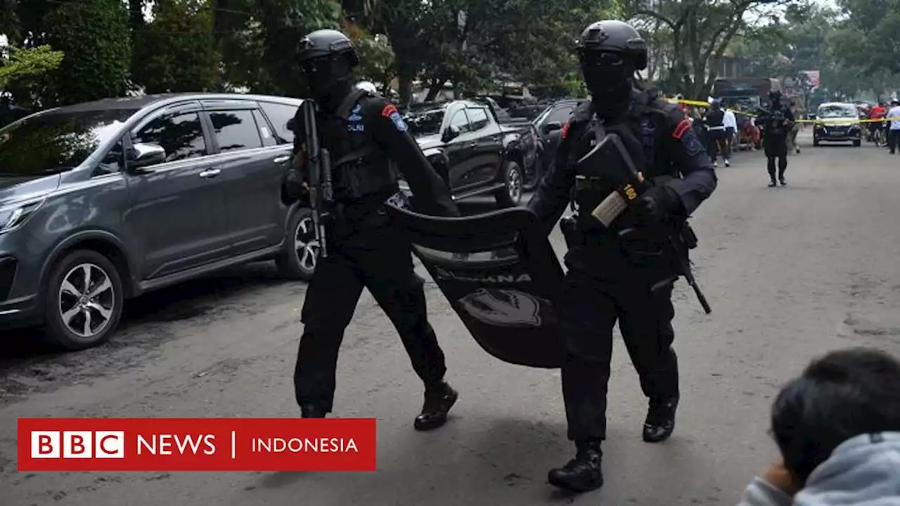 Ledakan bom bunuh diri di Polsek Astanaanyar Kota Bandung, pelaku dan polisi tewas - BBC News Indonesia