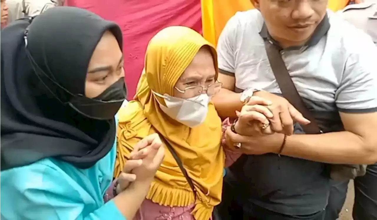 Isak Tangis Keluarga Sambut Jenazah Aipda Sofyan Korban Bom Bandung