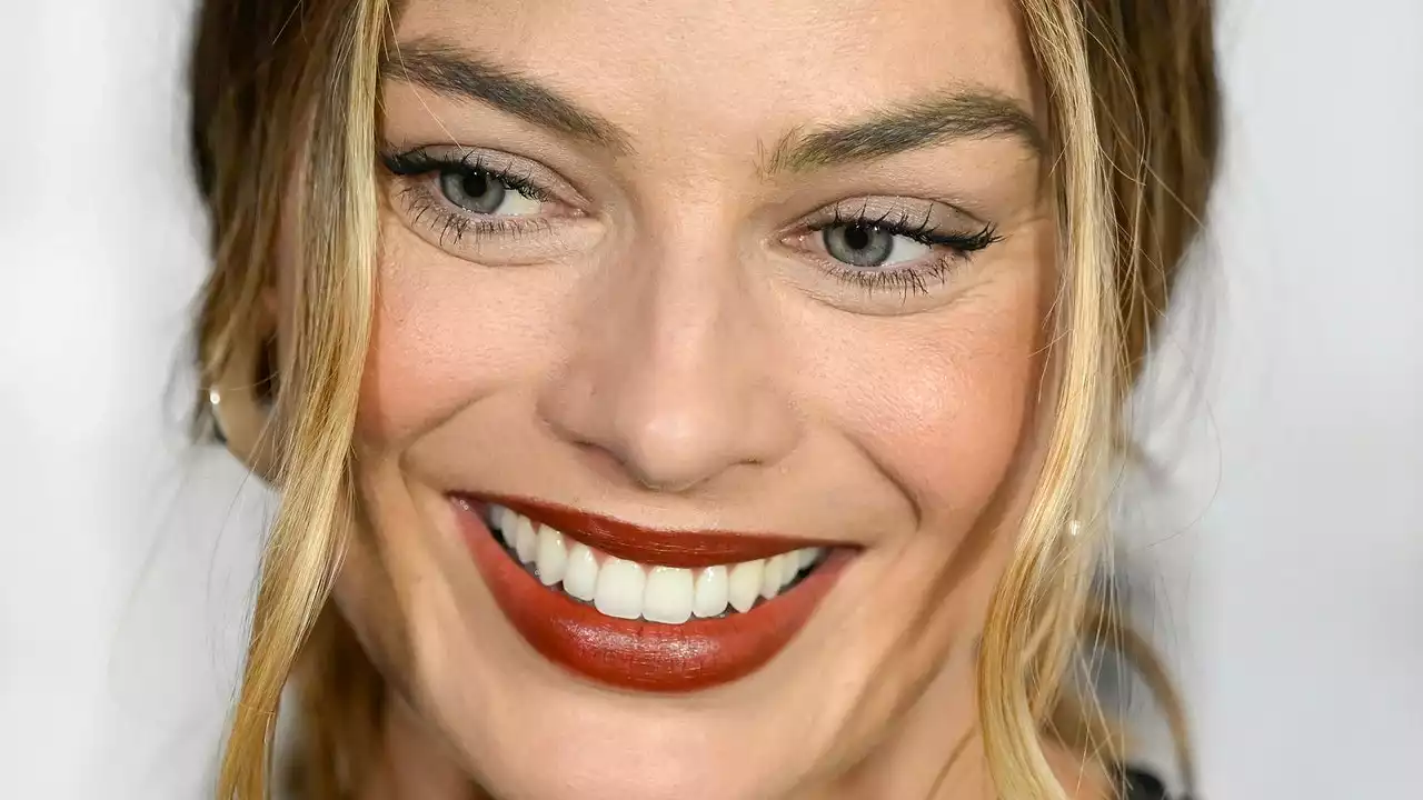 Margot Robbie Wears This Season’s Hottest Nail Colour