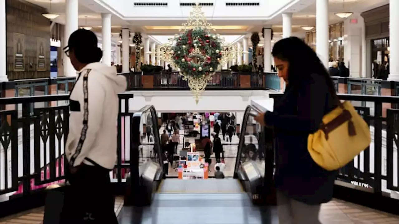 Consumers’ caution around holiday spending is the highest since 2013, CNBC survey shows