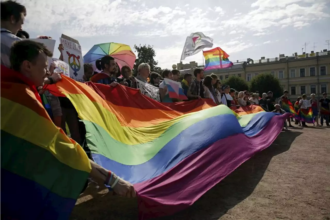 Putin aprova leis contra 'propaganda LGBT' e dificulta protestos na Rússia