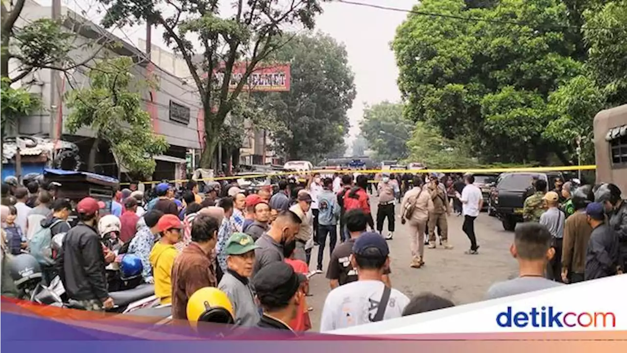 Warga Berlarian Usai Bom Bunuh Diri Meledak di Polsek Astana Anyar