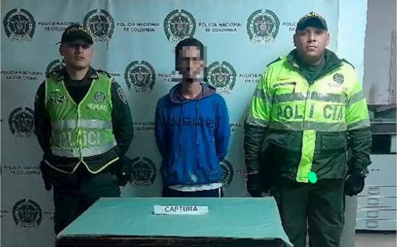 Hombre intentó atacar dos CAI en Medellín con veladoras que en realidad eran explosivos