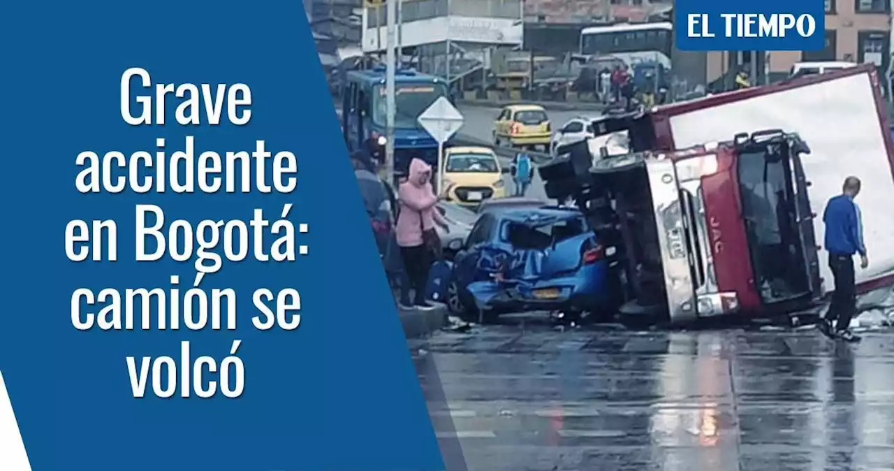 Accidente en el centro: Camión se volcó y se llevó por delante otros vehículos