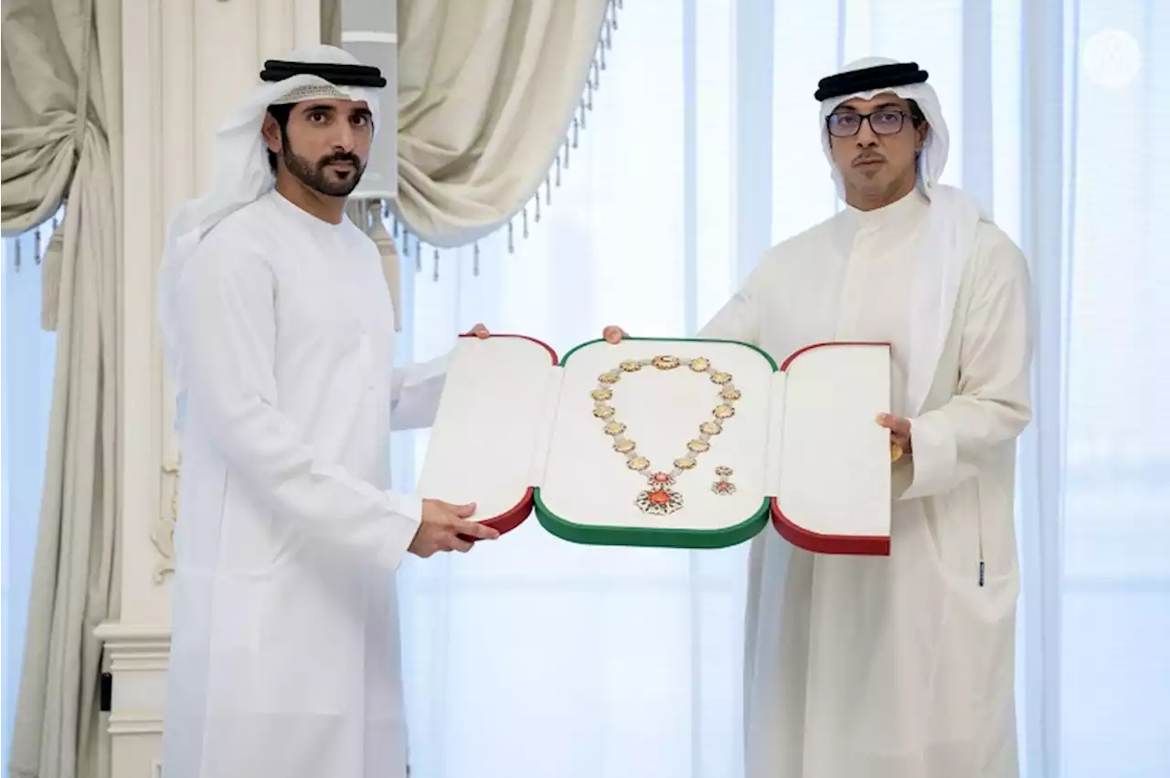 بتوجيهات الشيخة فاطمة بنت مبارك منصور بن زايد يقلد حمدان بن محمد بن راشد 'وسام أم الإمارات'