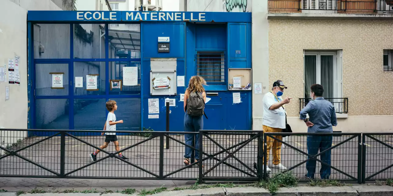 Crack à Paris : des policiers escortent les familles sur le chemin de l'école