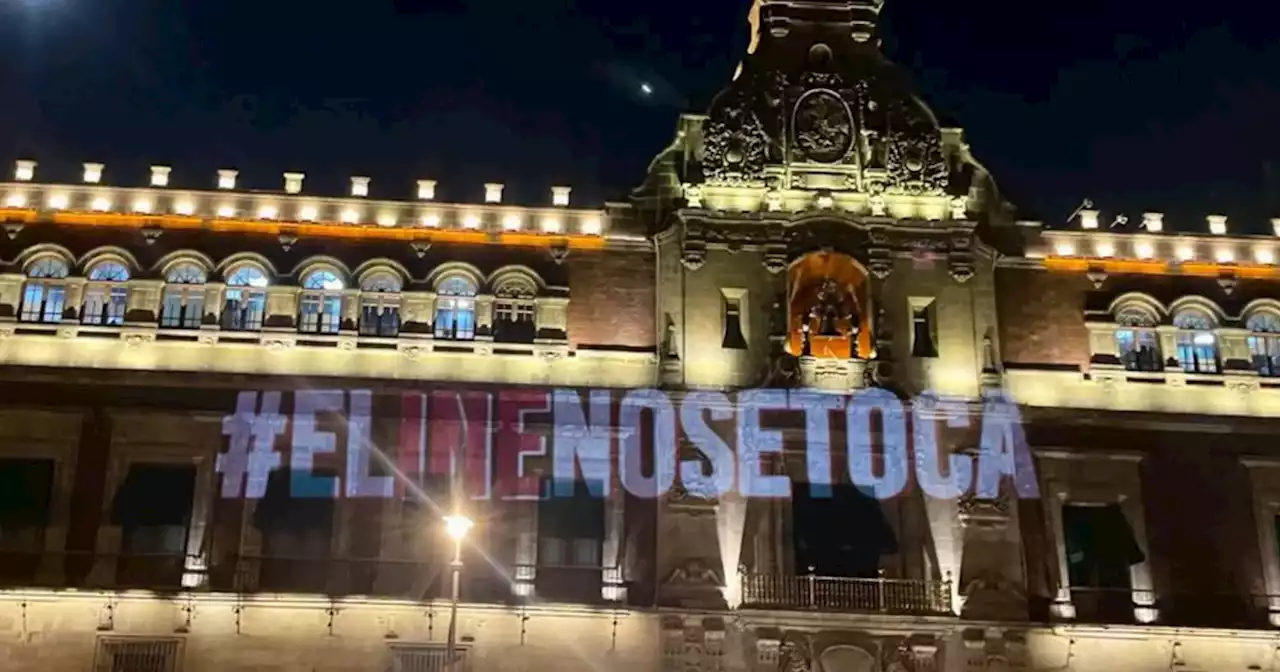 Frase #ElINENoSeToca es proyectada en la fachada del Palacio Nacional