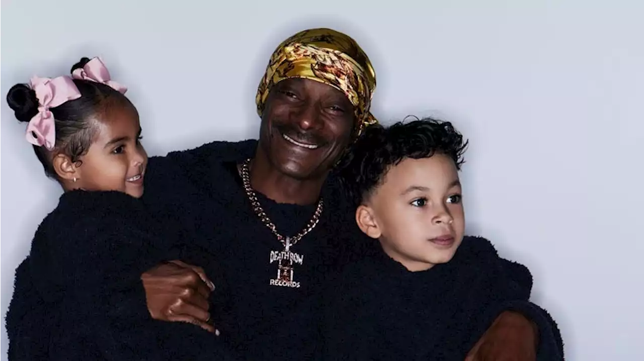 Pour Noël, Snoop Dogg s'invite en famille chez Skims, la marque de Kim Kardashian