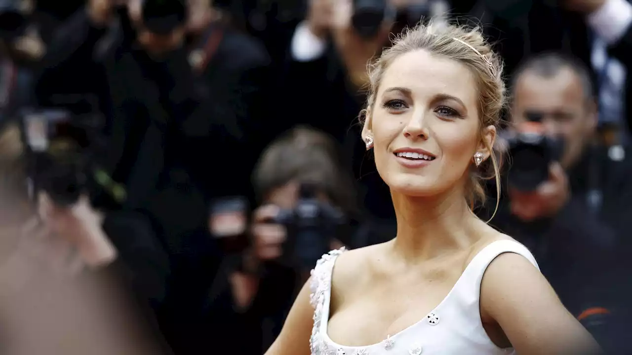 Blake Lively enceinte : elle dévoile son baby bump en tenue de Noël - Grazia