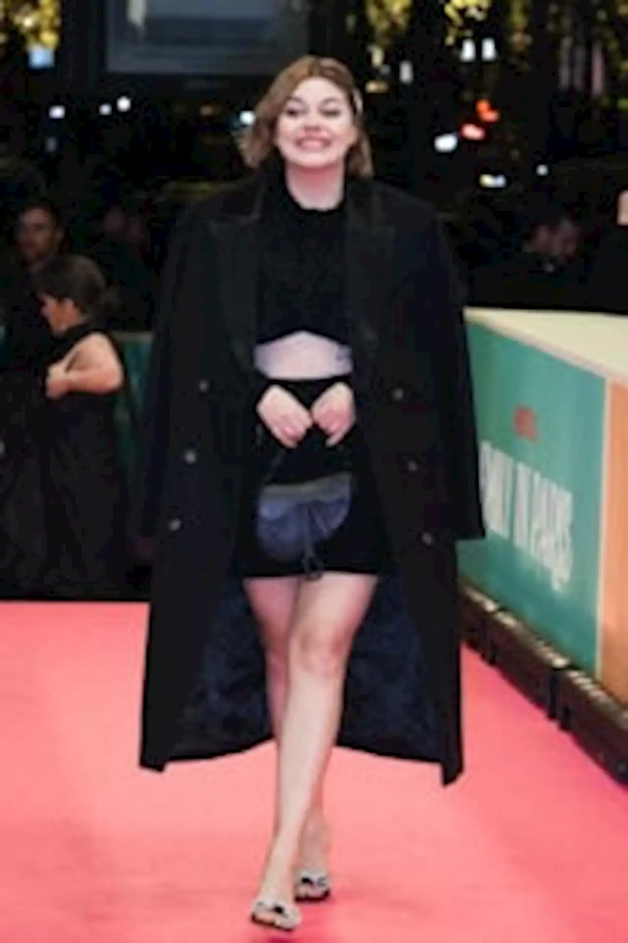 Louane se montre fatale en crop top et mini-jupe à l’avant-première d’Emily in Paris - Grazia