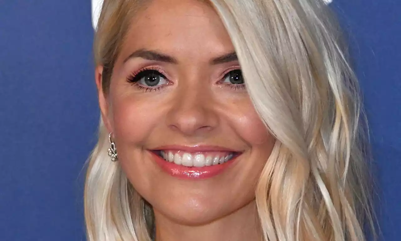 Holly Willoughby shimmies in showstopping sequin skirt - and we're obsessed