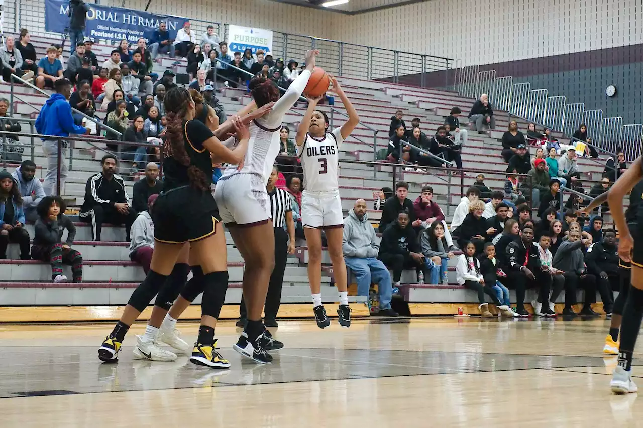 Pearland's defense powers Lady Oilers past Clear Creek, 42-21