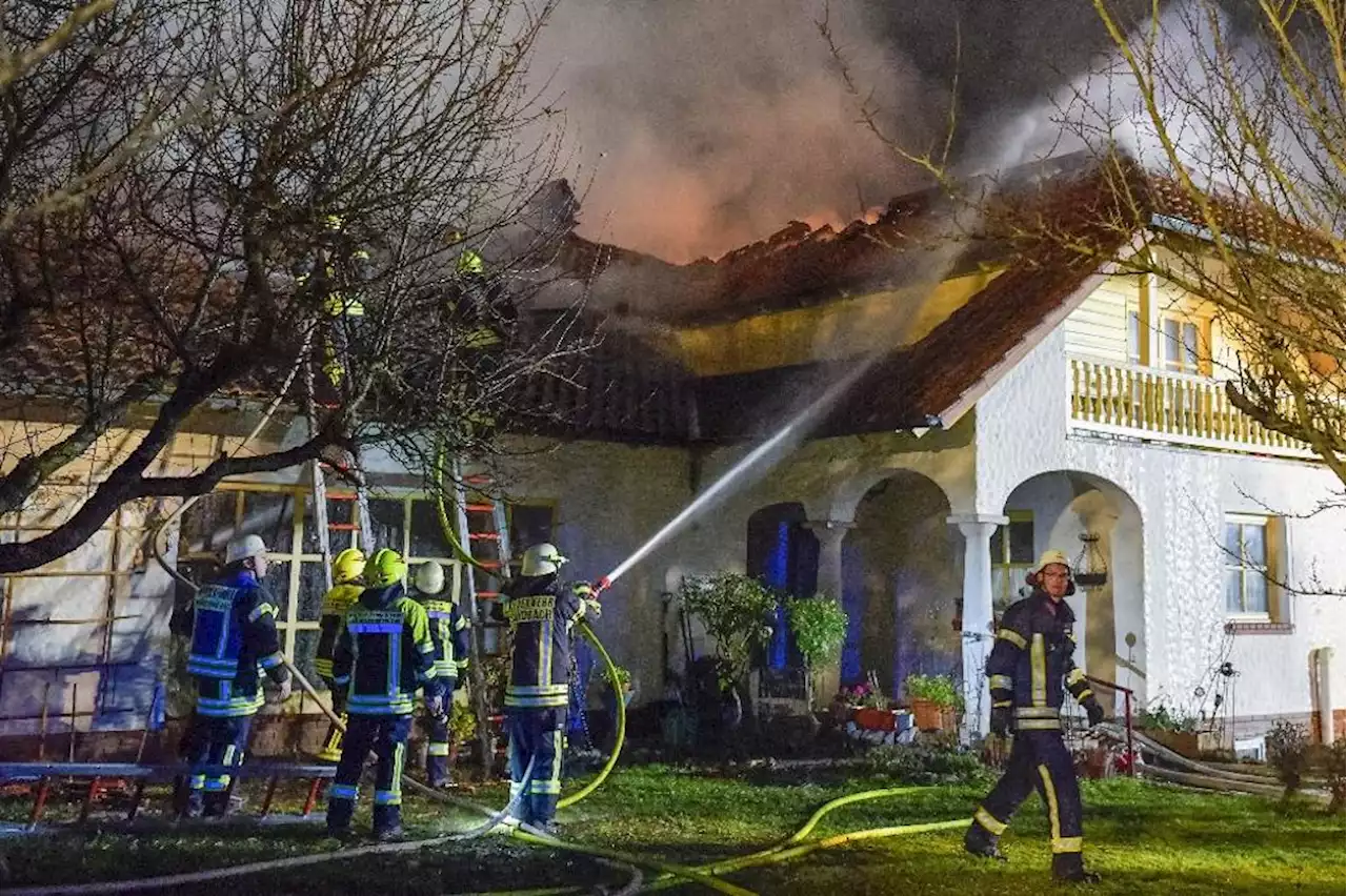 Feuerwehr im Einsatz: Dachstuhlbrand in Vilshofen - idowa