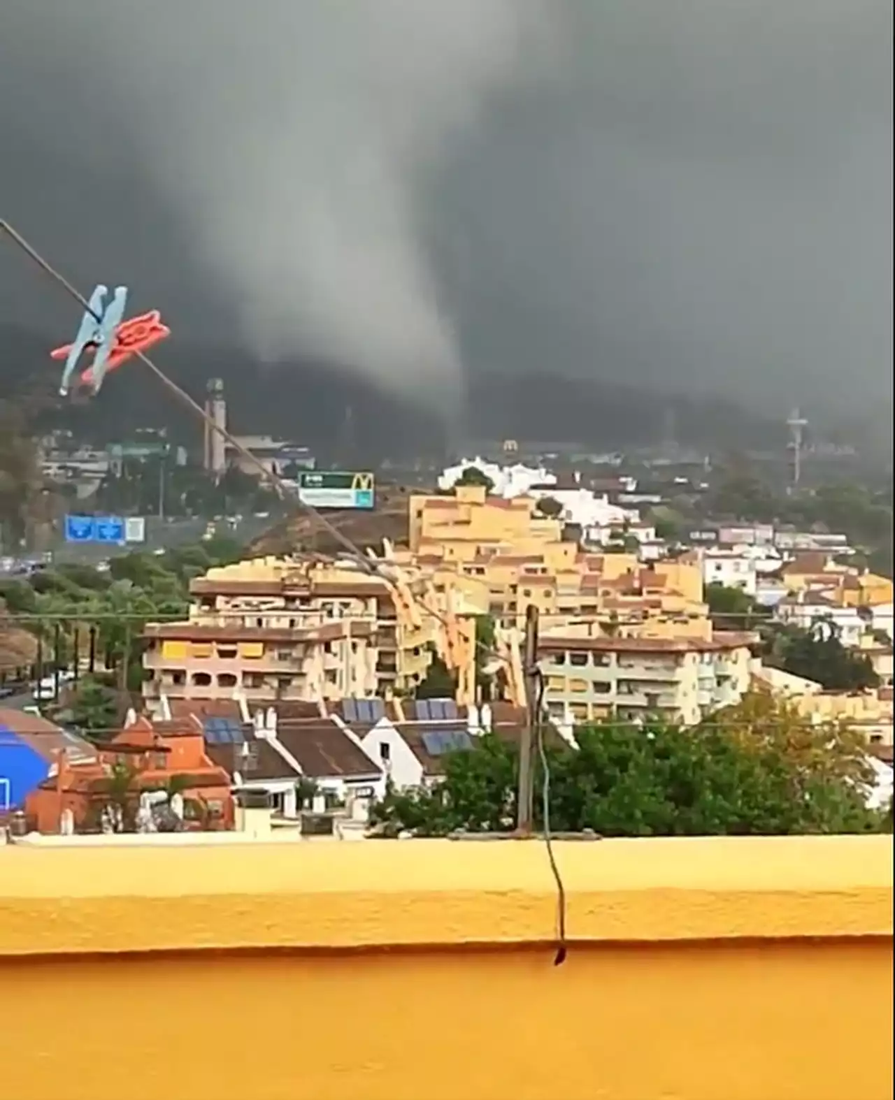 Tornado de um minuto atinge Marbella, na Espanha, e assusta moradores; vídeos