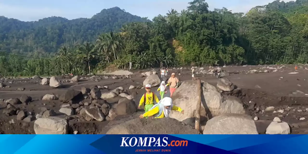 Siswa di Lumajang Nekat Seberangi Material Erupsi Semeru untuk Pergi ke Sekolah