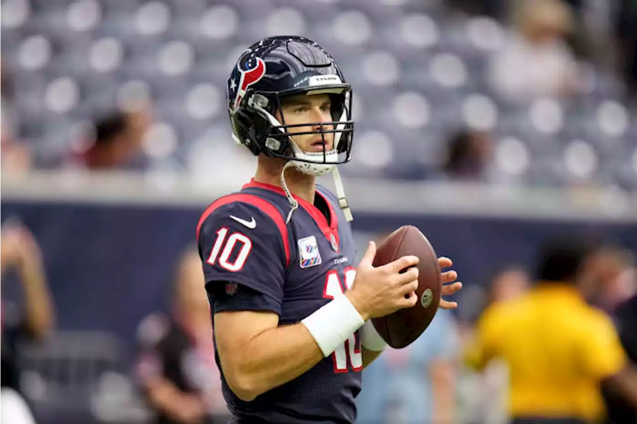 Sources: Texans go back to Davis Mills, original QB1, as starter for Cowboys game