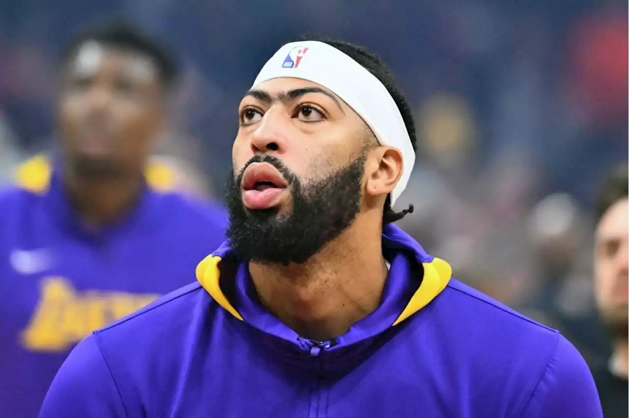 Lakers’ Anthony Davis checks out early against Cavs with flu-like symptoms