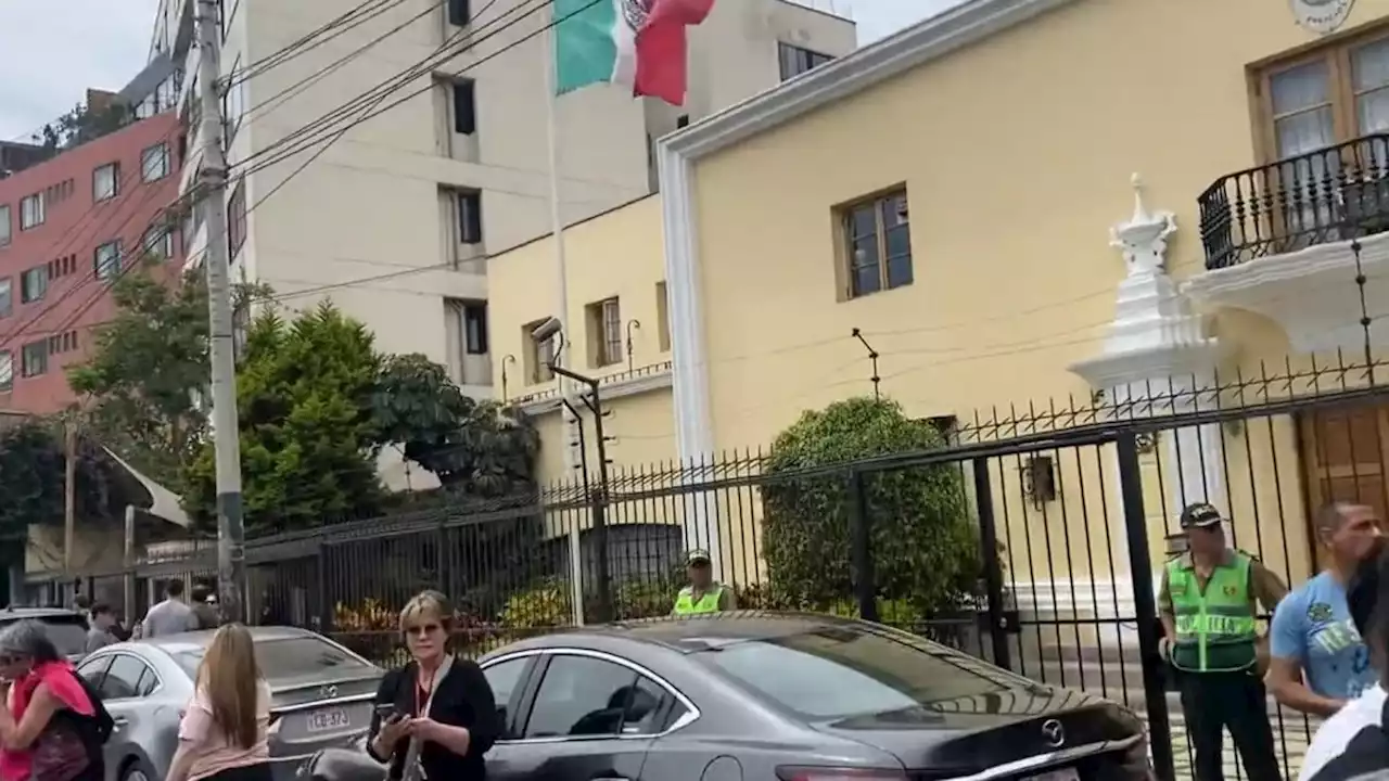 Ciudadanos bloquean embajada de México en Perú; temen que ese país proteja a Pedro Castillo