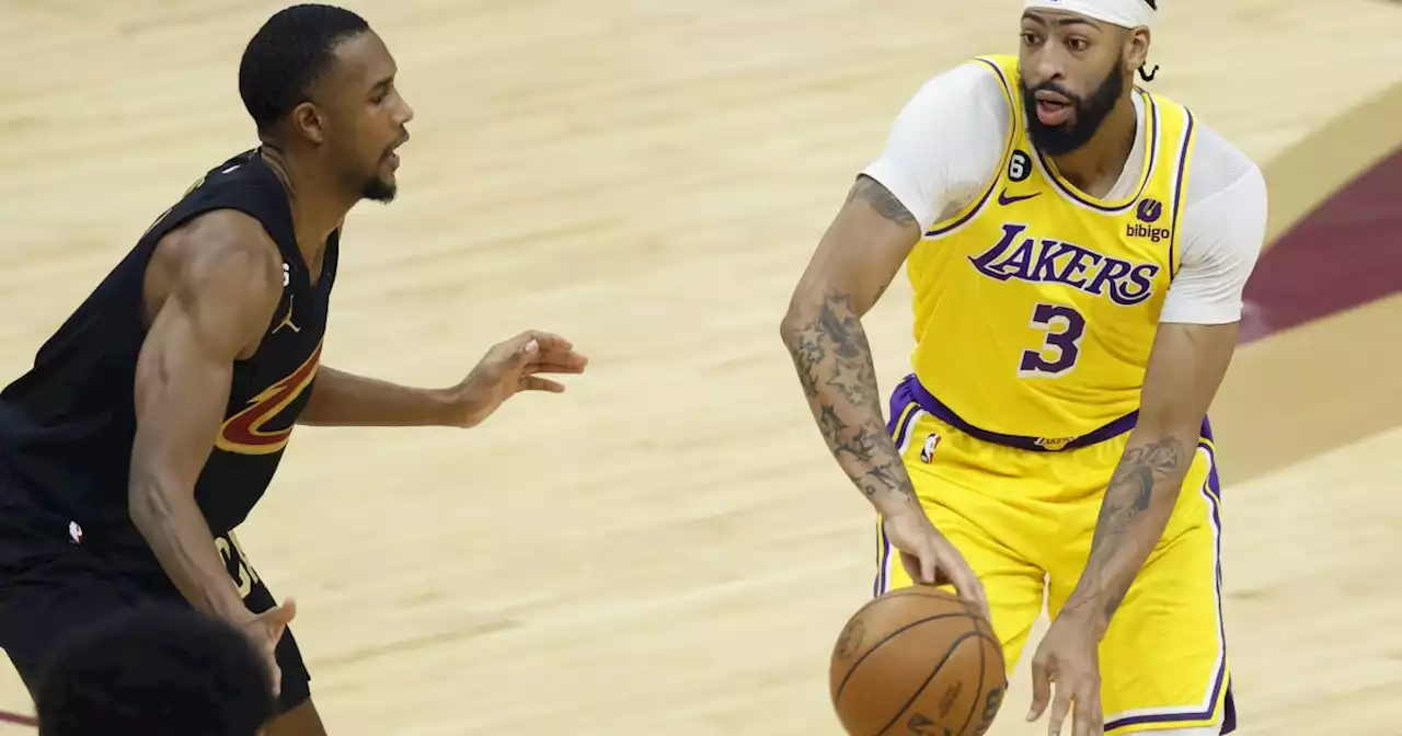 Ill Anthony Davis exits early in Lakers' loss to Cavaliers