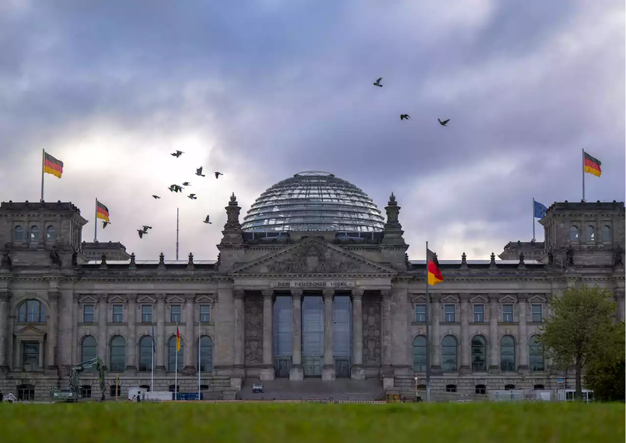 Ils prévoyaient une attaque contre le Bundestag : coup de filet contre des groupuscules d’extrême droite en Allemagne