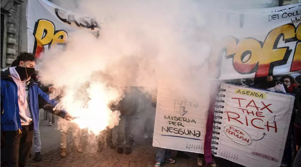 Milano, in piazza della Scala gruppo protesta contro guerra e bollette