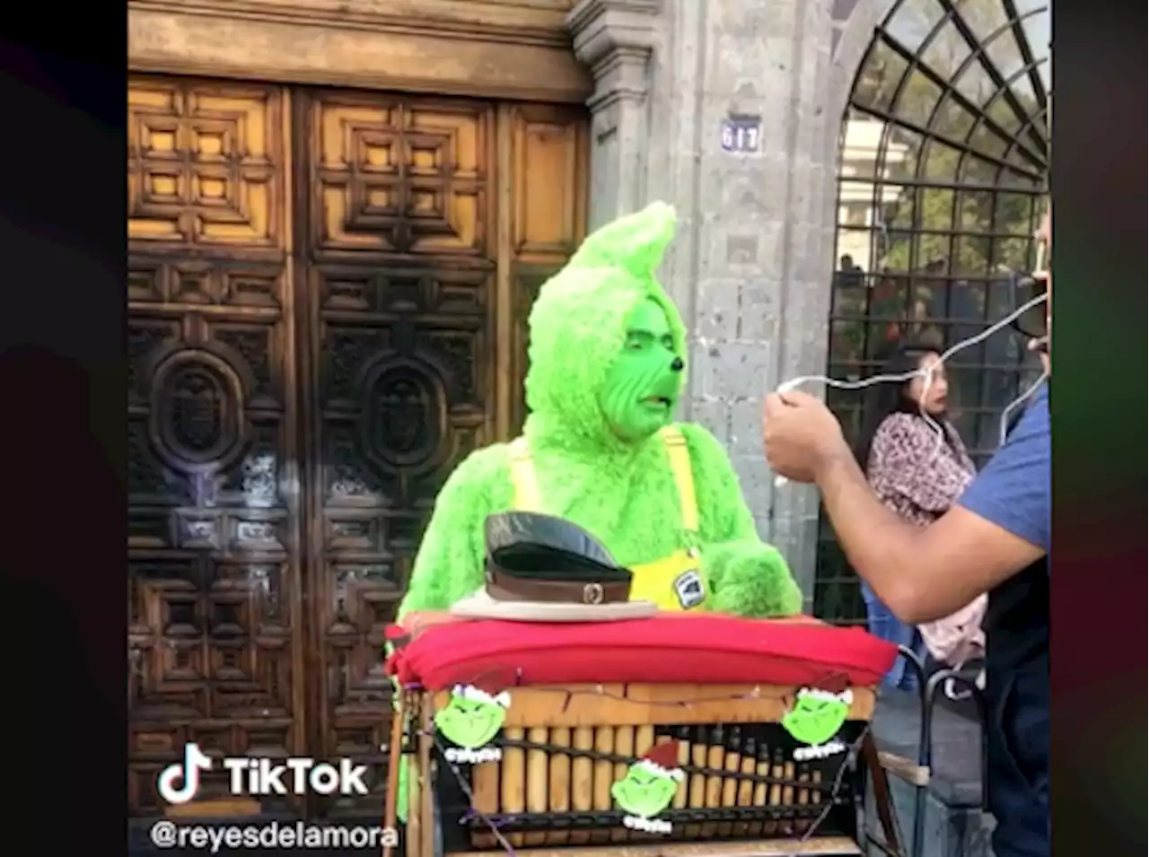 Captan a 'Grinch' tocando el 'organillo' en calles de CDMX