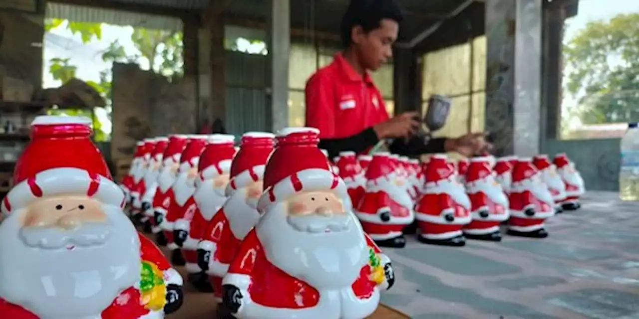 Pengrajin Souvenir Wadah Sabun Sinterklas di Jombang Banjir Orderan | merdeka.com