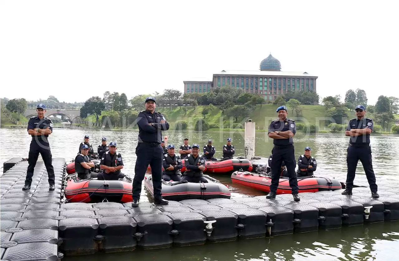 7-Eleven sumbang polis bot, enjin untuk misi banjir | The Malaysian Insight