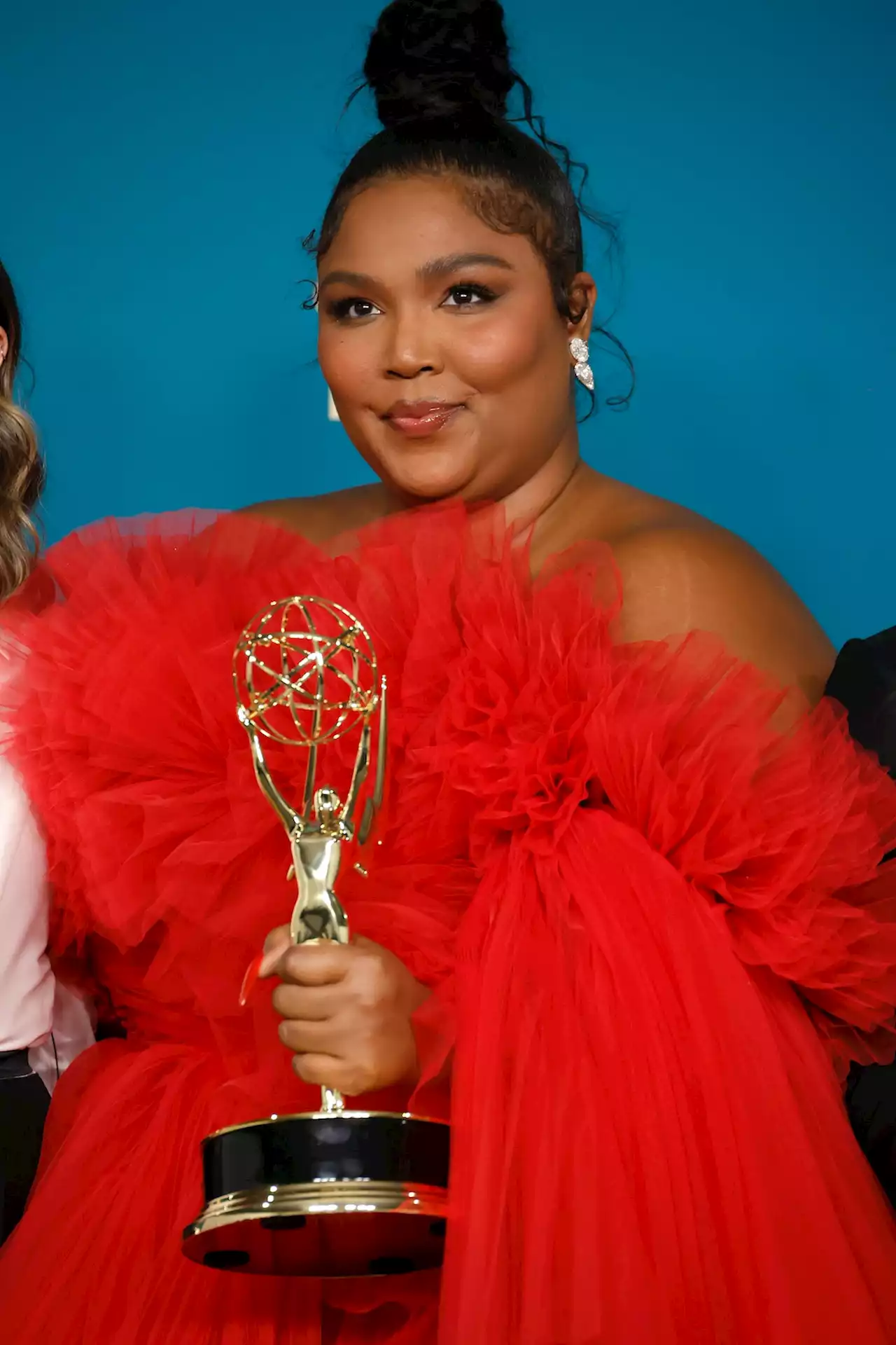 Lizzo Brought A Punky Fauxhawk To The Red Carpet